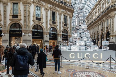 alberi gucci galleria milano|Alberi di Natale, si è acceso quello di Gucci .